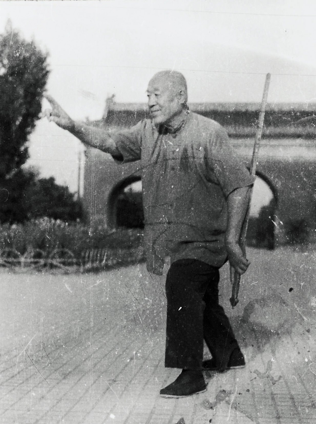 Hình ảnh Thầy Uông Vĩnh Tuyền luyện kiếm